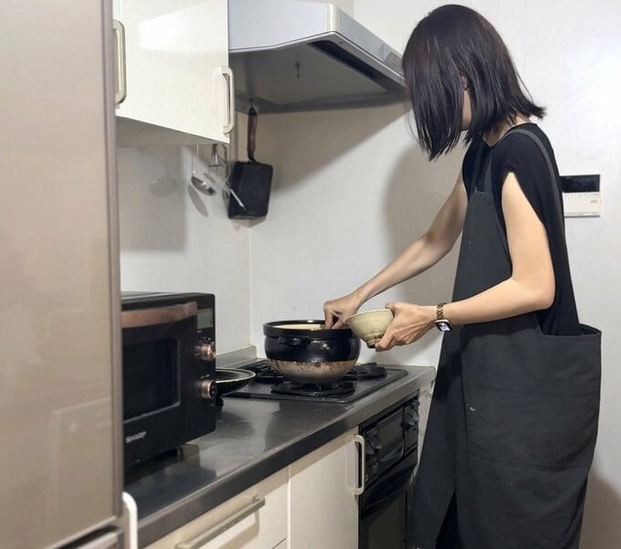 土鍋からご飯をよそう高岡さん
