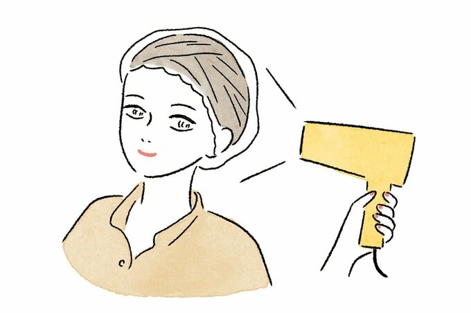シャワーキャップの上からドライヤーをする女性のイラスト