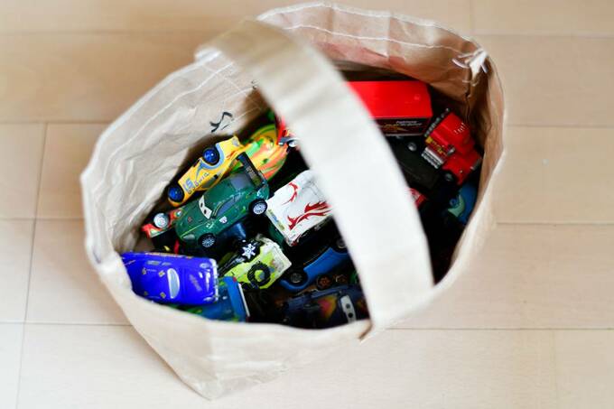 ミニカーをペーパーバッグに収納した様子