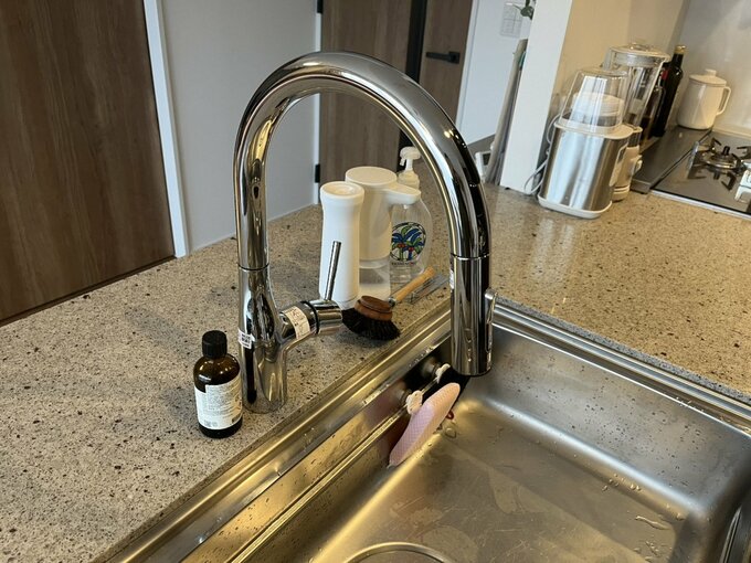 湾曲の蛇口が美しいシンクのタッチレスシャワー