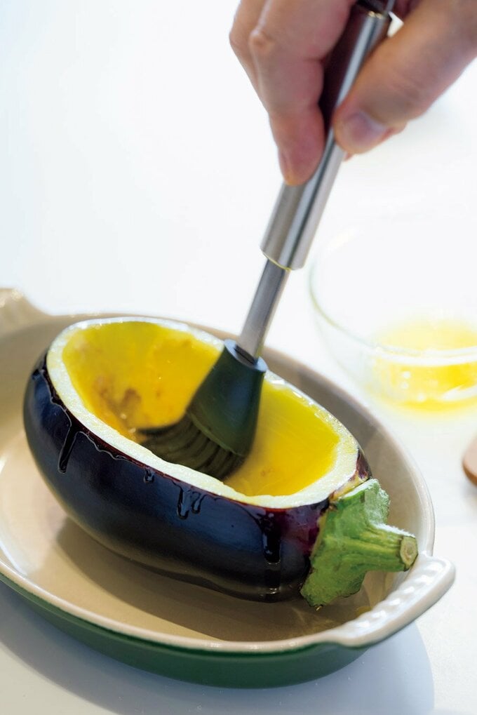 中身をくり抜いた米ナスにオリーブオイルを塗る