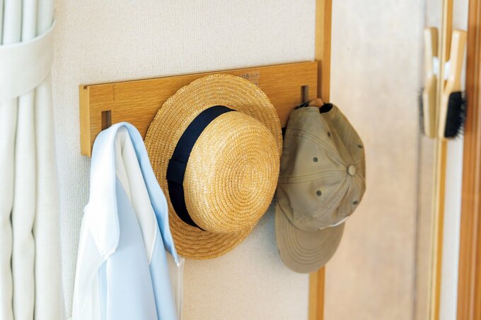 壁に掛けられた帽子や上着