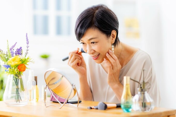 メイクする女性