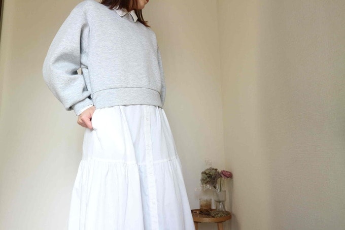 GUパフスウェットと白シャツワンピースコーデ