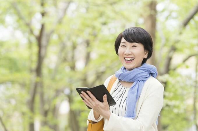 スマホを持つ女性