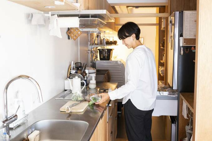 キッチンに女性