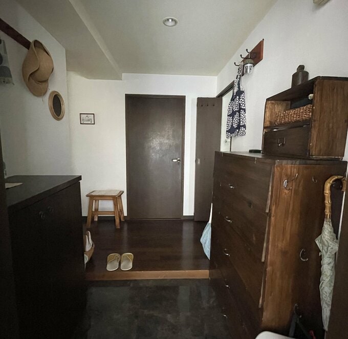 白い壁にドアや家具のブラウンが映えた玄関