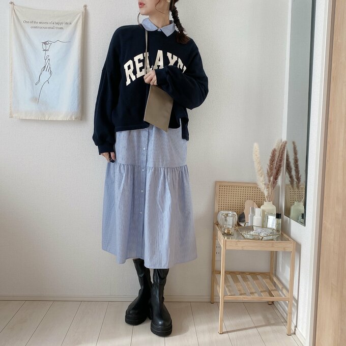 スウェットを重ねてカジュアルコーデにも