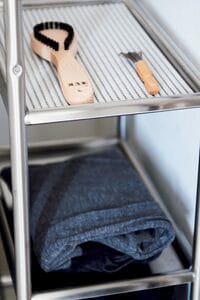 中段はお手入れグッズと部屋着の定位置に