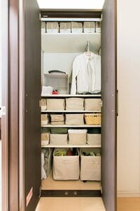 階段近くのクローゼットに自分の服をまとめて
