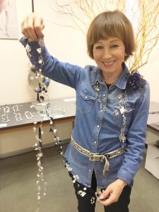 79歳でもこのスタイルを維持（自作アクセサリーの個展にて）