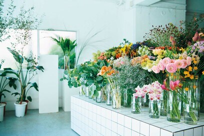 インスタのアレンジが話題。文筆家・大平一枝さんが心揺さぶられたフラワーアーティスト