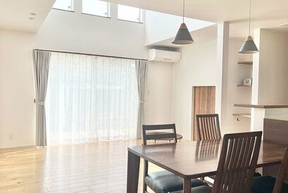 40代ミニマリスト、大型家具を手放して気付いた暮らしの変化。リビングにソファは必要ない