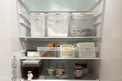 家がキレイな人の「散らからない冷蔵庫収納」3つ。棚ごとに役割を決めて、5人家族でもすっきり