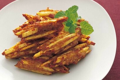 サクッとおいしい「サツマイモ」の寄せ揚げレシピ。ひき肉を混ぜて食べごたえアップ