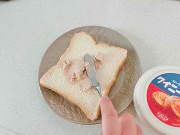 カルディの人気シリーズ最新作「ぬって焼いたらクイニーアマン」。バターとカラメルの香りがたまらない