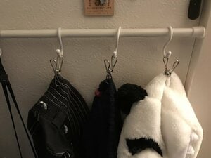 子どものクローゼットのすき間に小物を収納