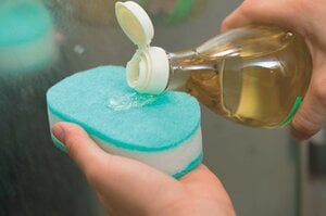 酢をつけてふき取る