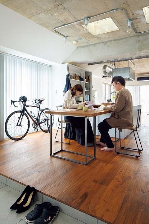 土間のすぐ隣にあるダイニングでテレワークする夫妻