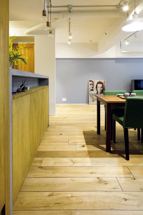 キッチンカウンター下は食器が入る収納棚