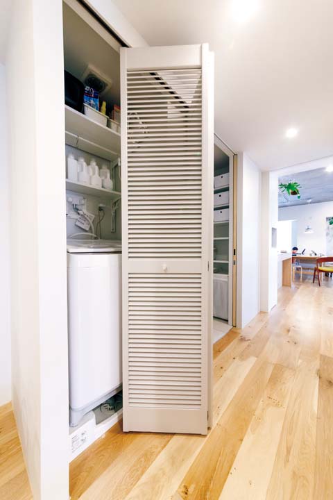 廊下の洗濯機はルーバー扉でカバー