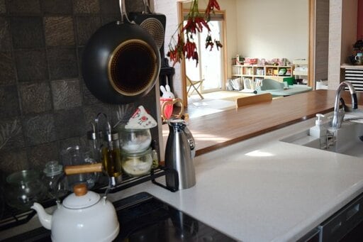 リビングや和室を見渡せるキッチン