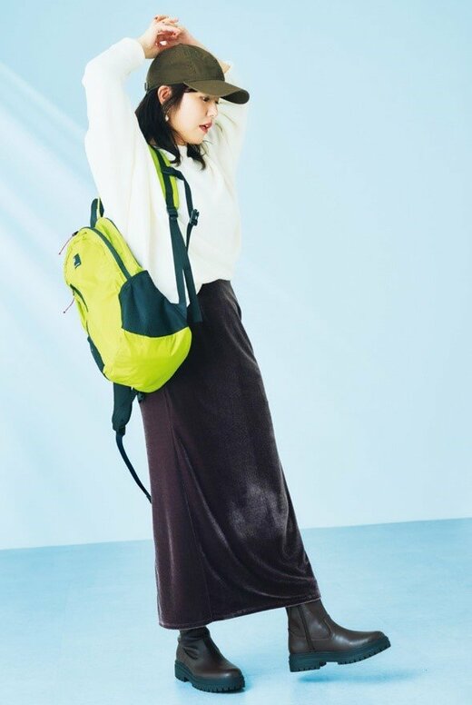 白ニットにベロアスカートを合わせたコーディネート