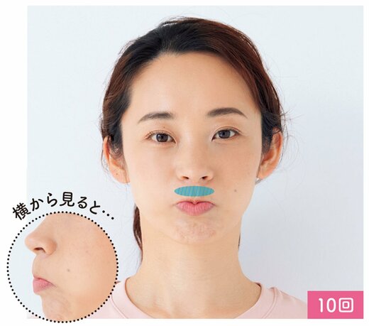 上の歯でぶくぶくうがいする女性