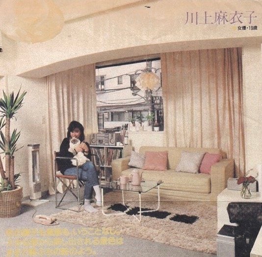 部屋でソファに座る女性