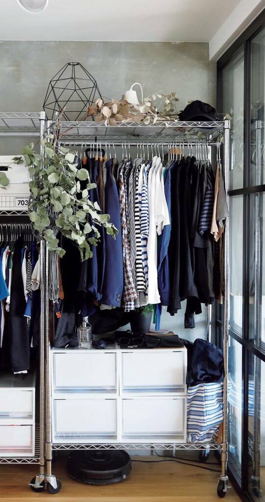 衣類の入ったシルバーラック