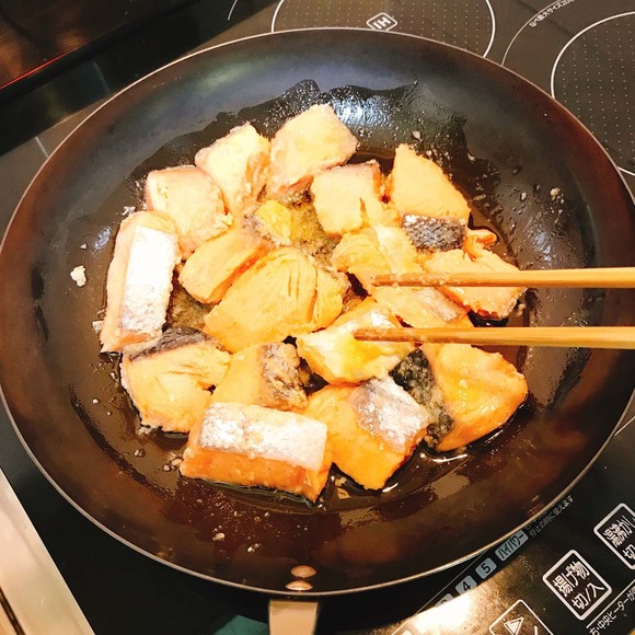 ボウルに残ったソースをかける。