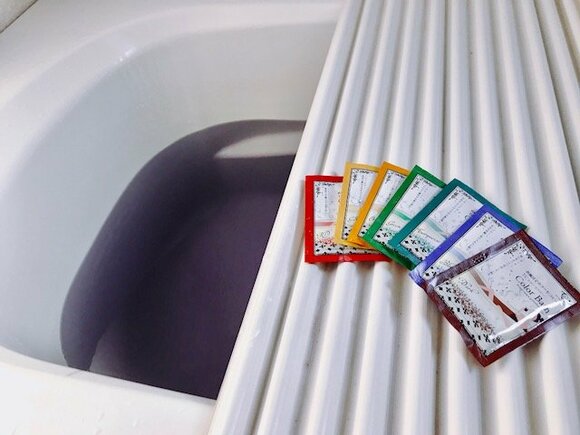 カラフル入浴剤と紫のお風呂