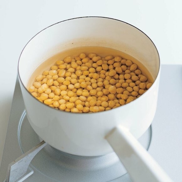 鍋に大豆