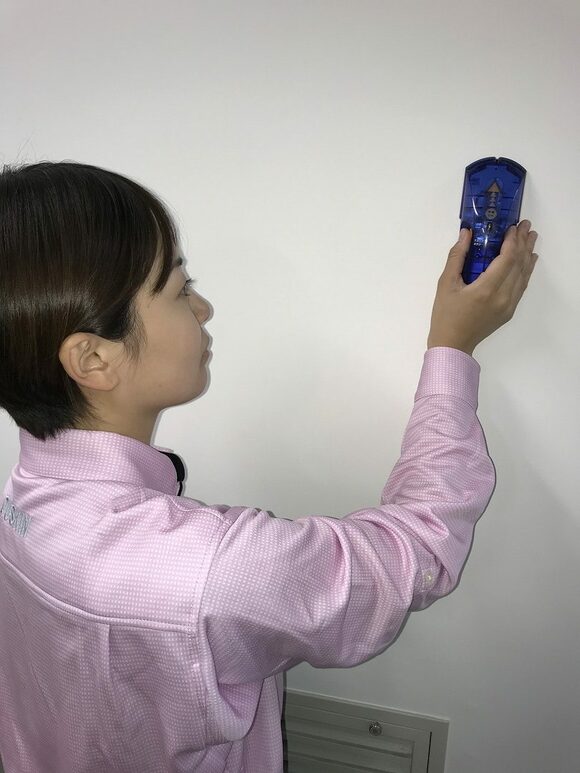 センサーを作動させ、壁面裏の柱を探す