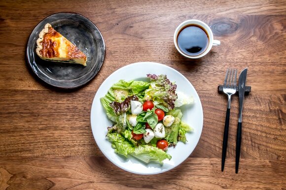 濃い器でテーブルコーディネートを引き締める