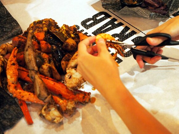 手づかみで食べている様子