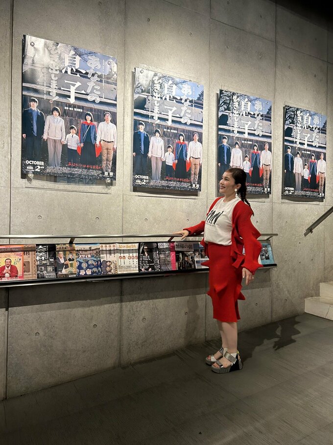 平野ノラが映画「あなたの息子ひき出します！」のポスターの前にいる