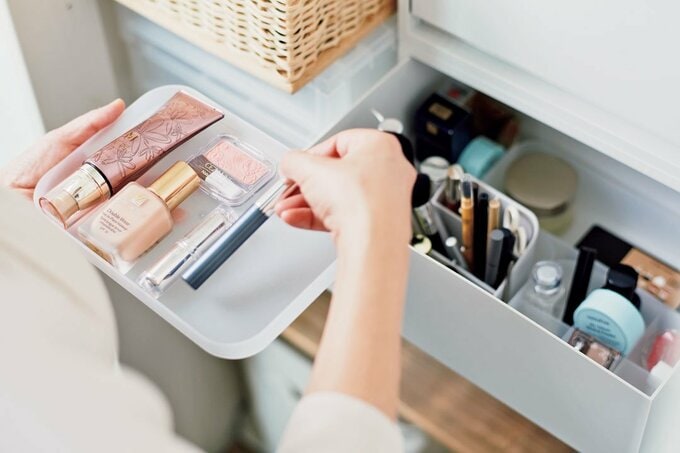 トレイにメイク道具