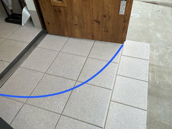 人が立ってる状態でドアをあけるとドアがぶつかる