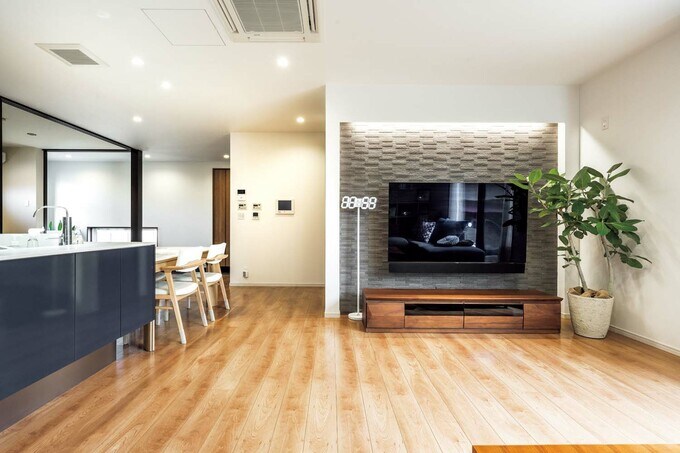 テレビを設置した壁面はダークグレーのタイル