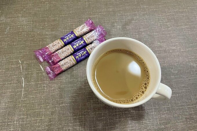 チョコレート菓子とカフェオレ