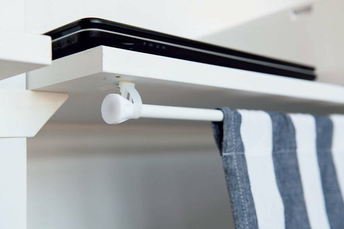 結束バンドをビス留めしてカーテンレール代わりに