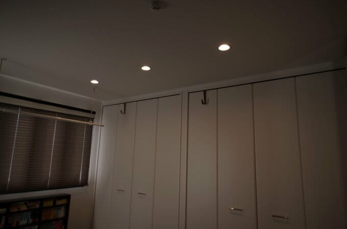 ダウンライトをもっとも暗くした様子