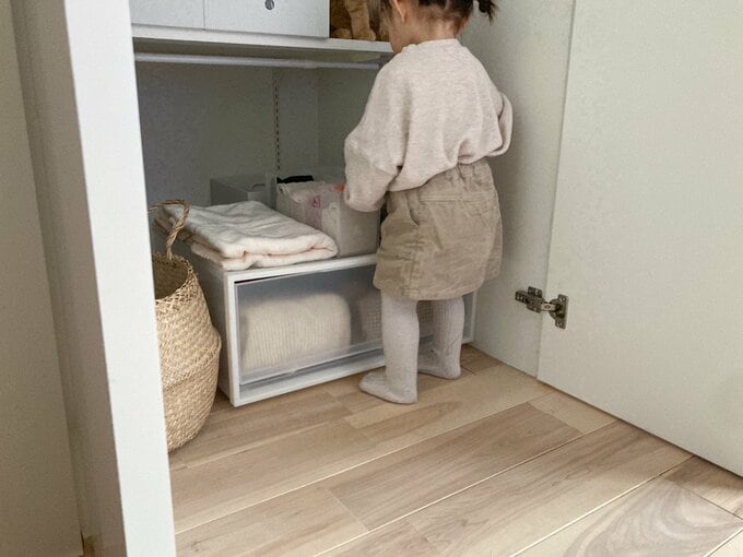 身支度を手伝う娘