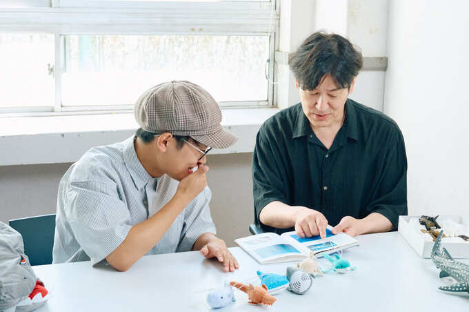 本を眺めるふたり