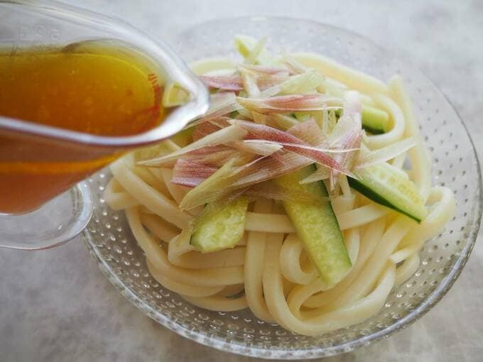 麺つゆをまわしかける