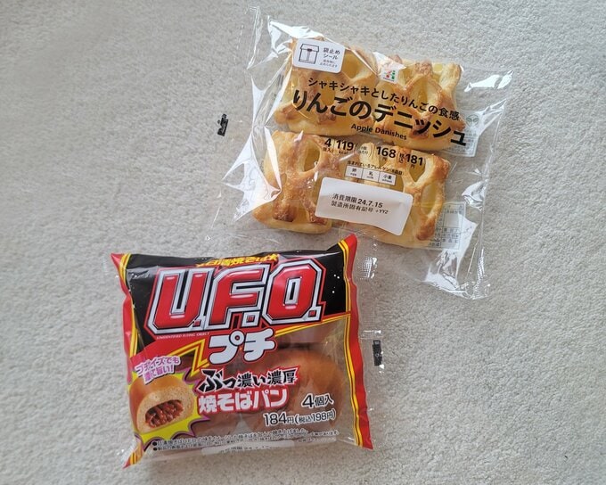 <写真奥から>セブンイレブン「りんごのデニッシュ 4個入」、U.F.O.「ぶっ濃い濃厚プチ焼そばパン4個入」