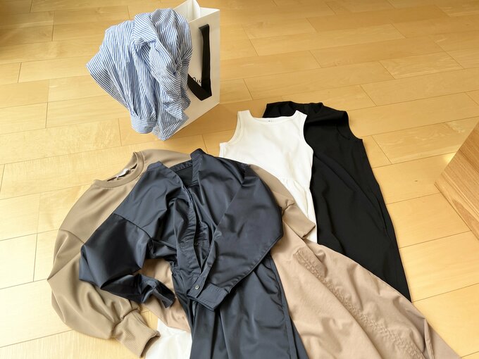 床に置かれた様々な洋服