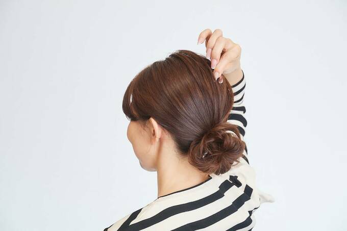 後頭部の髪を引き出している女性