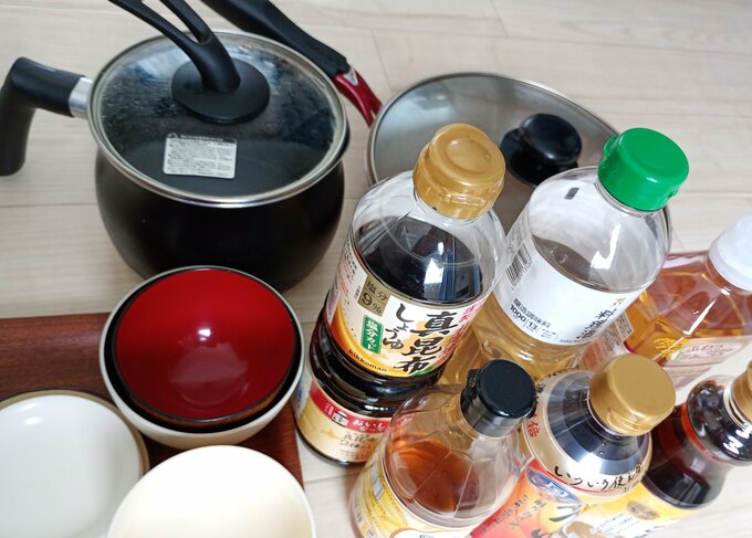 鍋とフライパン、食器、調味料類